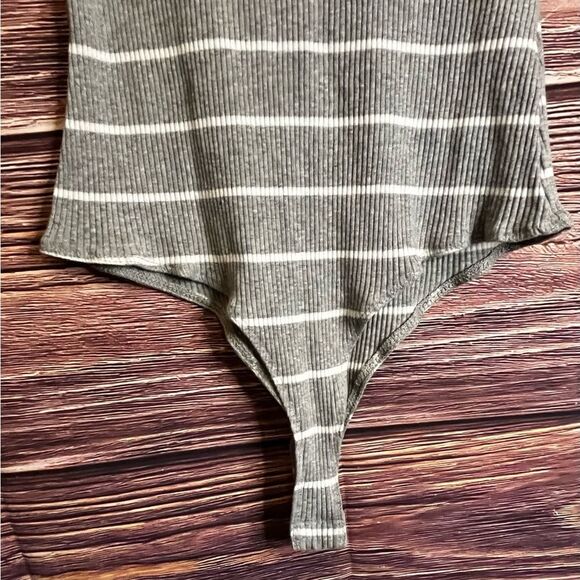 Polagram Gray and White Striped Half Sleeve Bodysuit. Size Medium. - Picture 9 of 14
